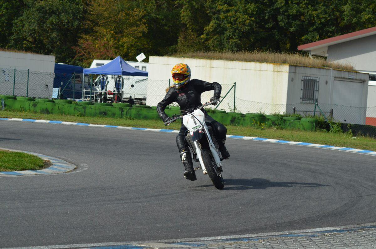 Supermoto Training auf der Kartbahn: 34 PS, 450 ccm und jede Menge Spaß in 9 Kurven 4 Supbermoto Training Freies Fahren