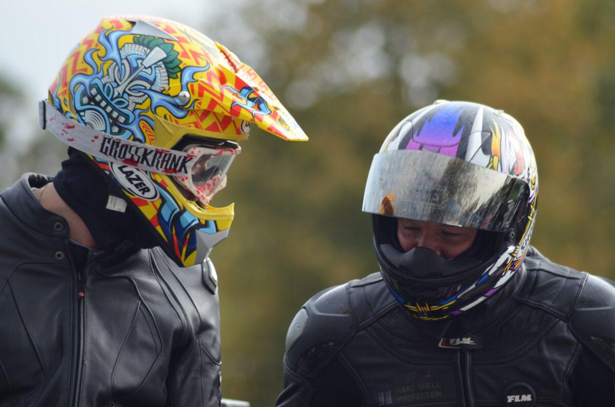 Supermoto Training auf der Kartbahn: 34 PS, 450 ccm und jede Menge Spaß in 9 Kurven 9 Supermoto Training - Austausch in der Gruppe