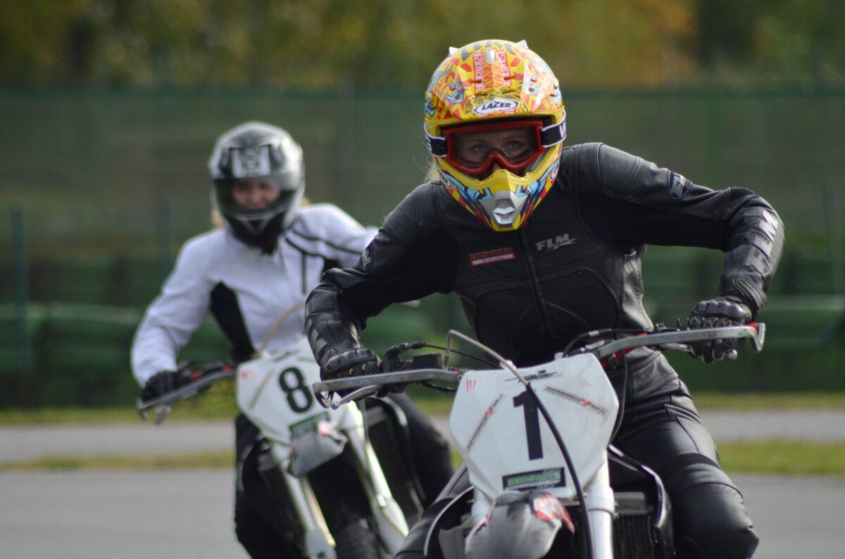 Supermoto Training auf der Kartbahn: 34 PS, 450 ccm und jede Menge Spaß in 9 Kurven 8 Supermoto Training - Blickführung