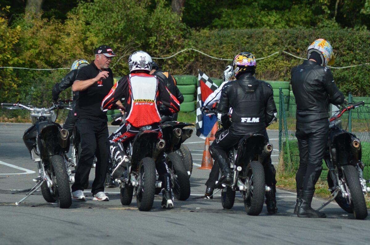 Supermoto Training auf der Kartbahn: 34 PS, 450 ccm und jede Menge Spaß in 9 Kurven 1 Supermoto Training - Briefing
