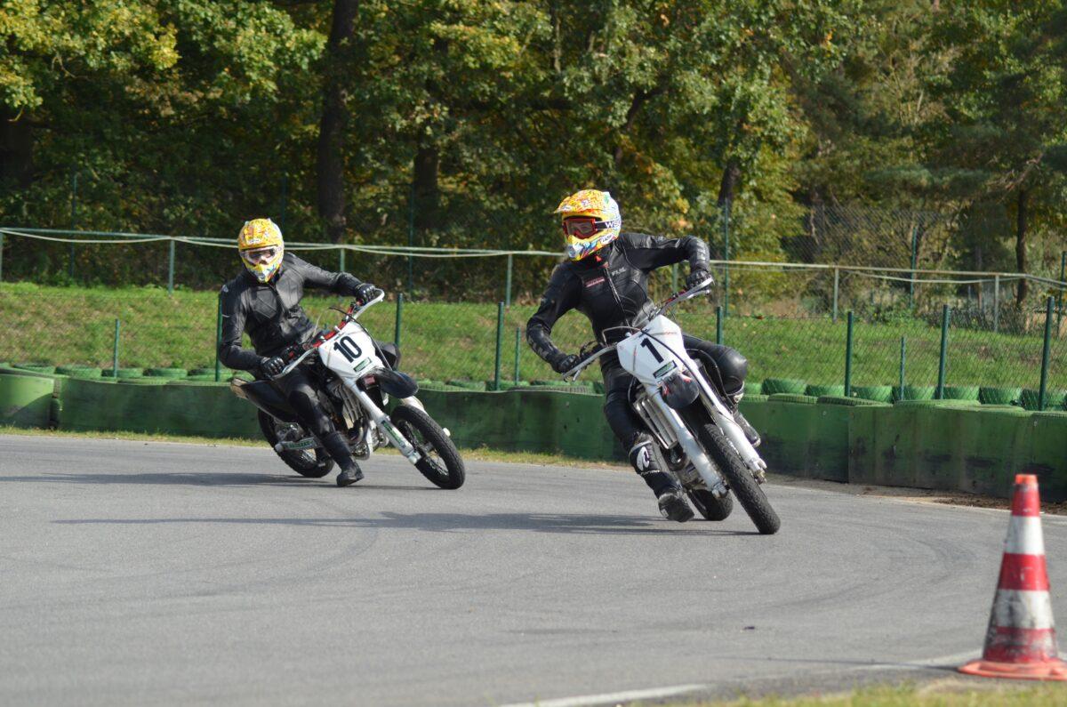Supermoto Training auf der Kartbahn: 34 PS, 450 ccm und jede Menge Spaß in 9 Kurven 2 Supermoto Training Fahren in der Gruppe