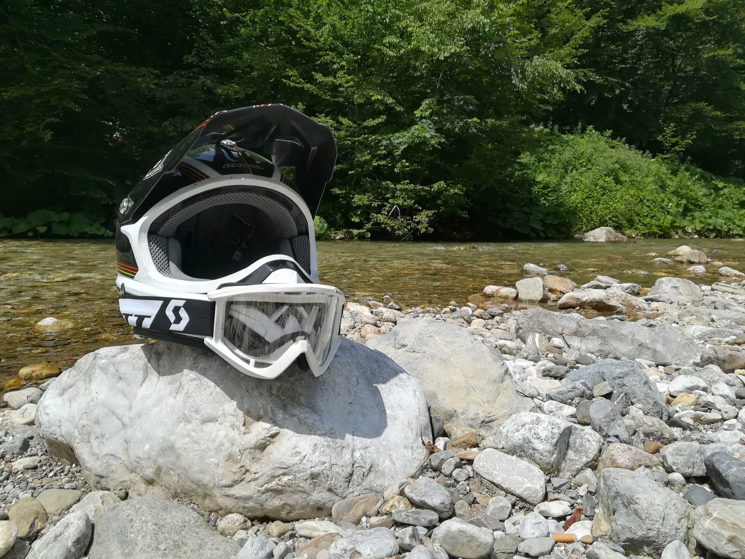 Motorcross Helm am Fluss - Motorradtour Slowenien